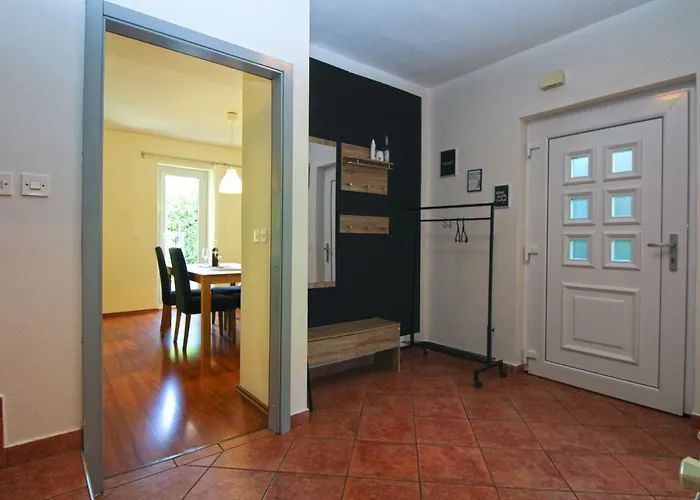 House Orbanin 1092 בית נופש פולה